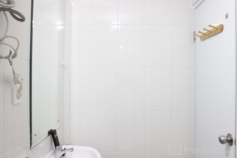 Bathroom 3, Deluxe 2BR Apartment at Newton Residence Bandung with Mountain View By Travelio, Bandung