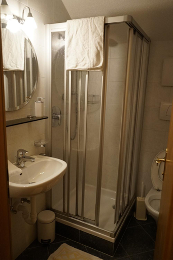 Bathroom 3, Leithausl, Bolzano