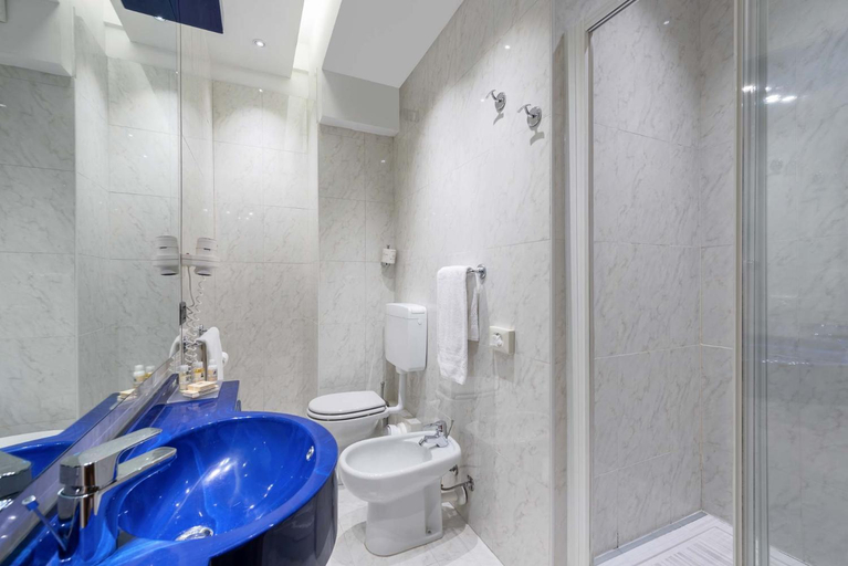 Bathroom 5, Mastino Rooms, Verona