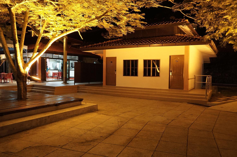 Exterior 4