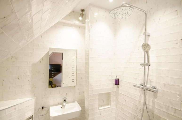 Bathroom 5, The Dog At Wingham, Kent