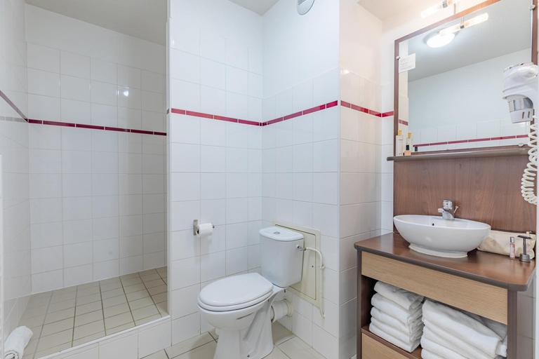 Bathroom 4, Appart'City Confort Pau Centre, Pyrénées-Atlantiques