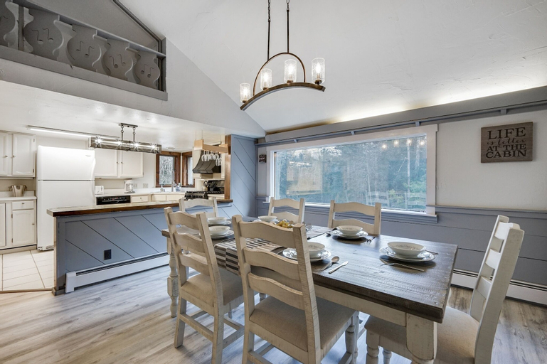 Killington Mountain Home! HotTub & 5 min to Skiing! 3 Bedroom Home by RedAwning, Rutland