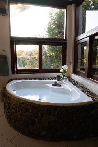 Bathroom 3, Leopard's Lair Bush Lodge, Mopani