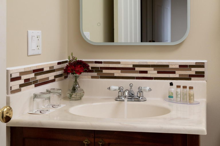 Bathroom 5, The Oakwood Inn Okoboji, Dickinson