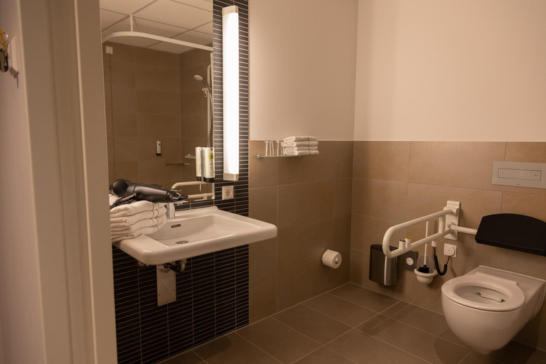 Bathroom 5, Sporthotel Treff Punkt, Wiesbaden