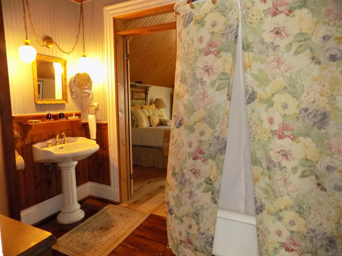 Bathroom 3, A L'Ancestrale B&B, Memphrémagog