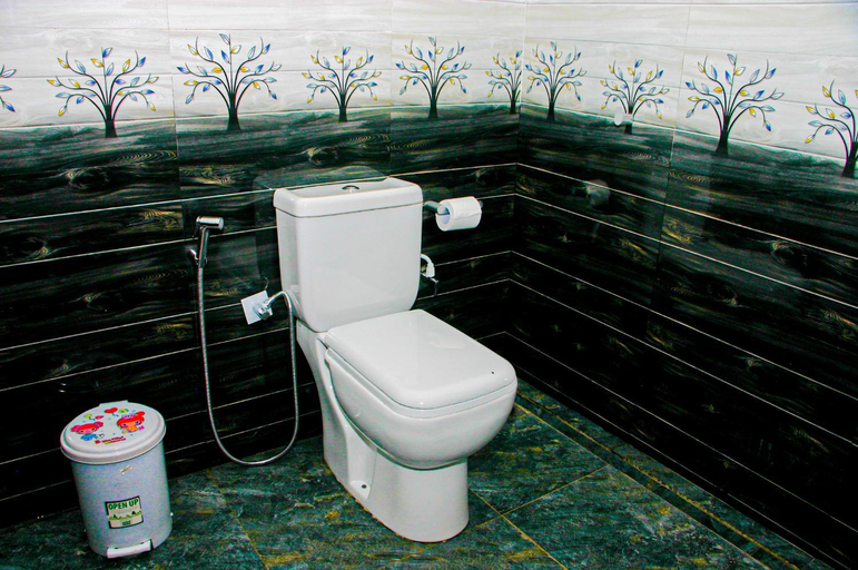 Bathroom 3, Sigiri Heaven Villa, Dambulla
