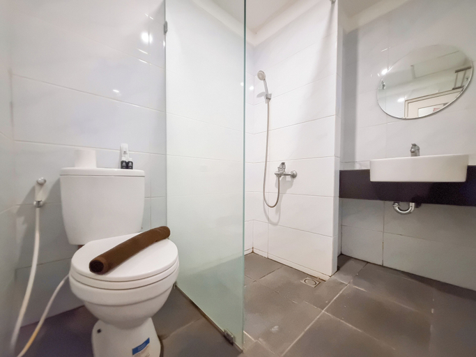 Bathroom 3, Comfortable Studio At Altuz Seturan Yogyakarta Apartment, Sleman