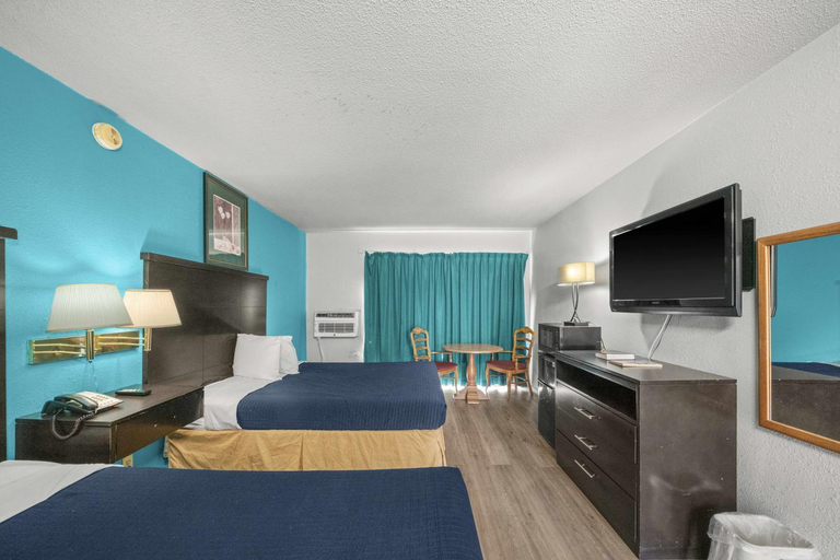 Bedroom 2, Executive Inn, Cherokee