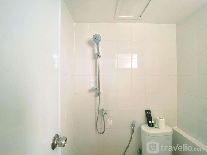 Bathroom 5, Comfy & Strategic Studio Bassura City By Travelio, East Jakarta