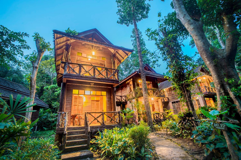 Exterior 5