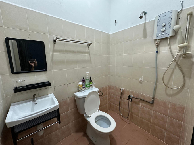Bathroom 2, Homestay Izhan Kuala Terengganu, Kuala Terengganu