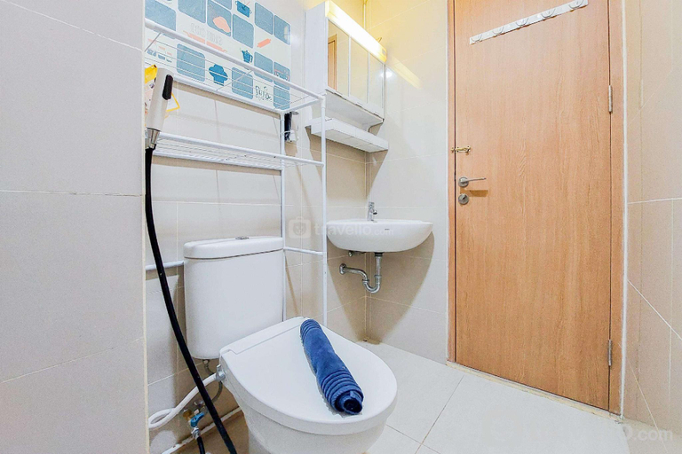 Bathroom 3, Fancy and Strategic Studio B Residence By Travelio, Tangerang Selatan