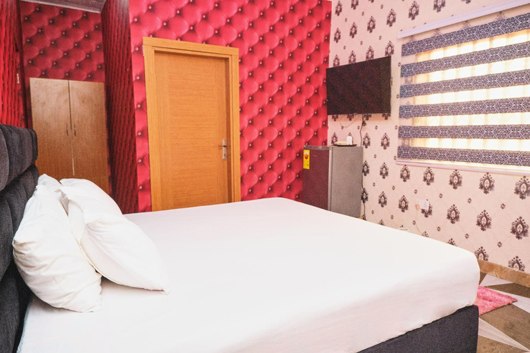 Bedroom, Covenant Hotel, Tema