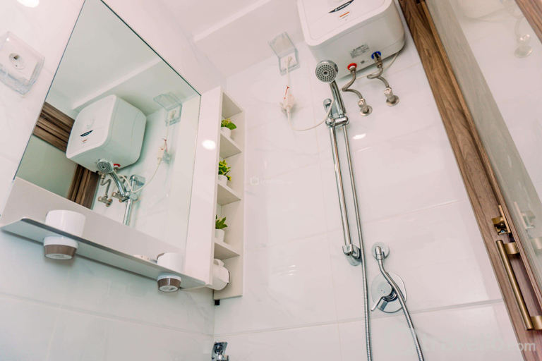 Bathroom 3, Well Comfy Studio at Sky House BSD By Travelio, Tangerang Selatan