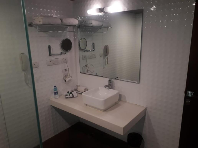 Bathroom 3, Cocoon Luxury Business Hotel, Dhanbad