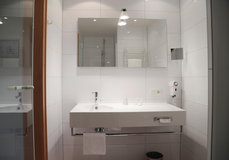 Bathroom 10