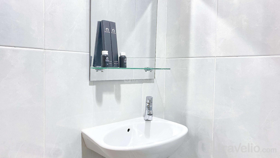 Bathroom 3, Nice Studio Evenciio Margonda By Travelio, Depok