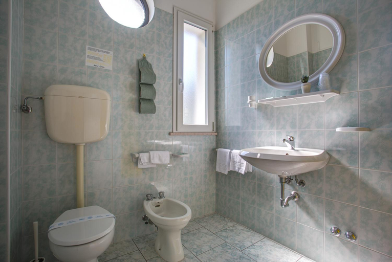 Bathroom 5, Hotel Ondina, Rimini