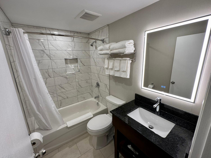 Bathroom 5, Econo Lodge Inn & Suites Pincher Creek AB, Division No. 3
