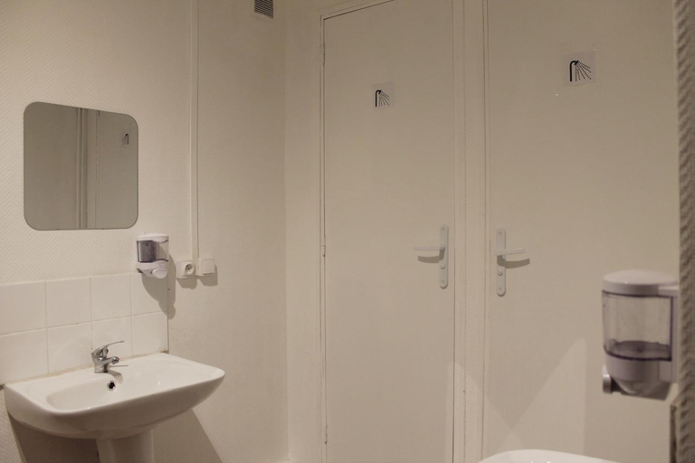 Bathroom 3, Le Coffice Auberge de Jeunesse, Paris