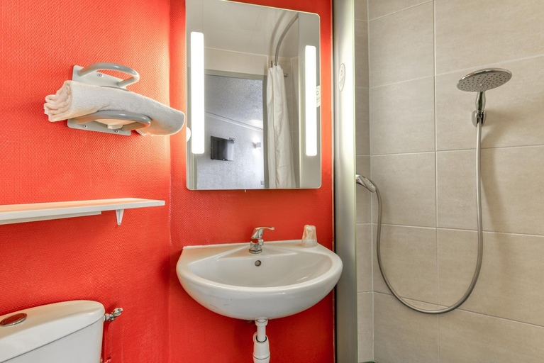 Bathroom 4, B&B HOTEL Narbonne (2), Aude