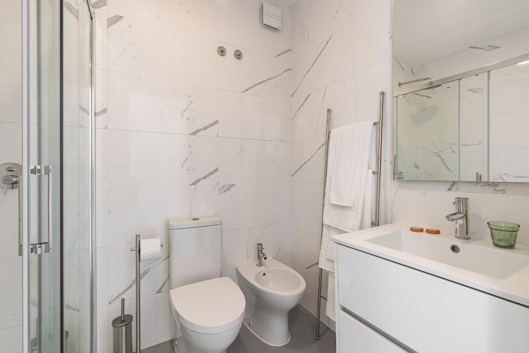 Bathroom 2, Succeed Campo Pequeno Apartments, Lisbon