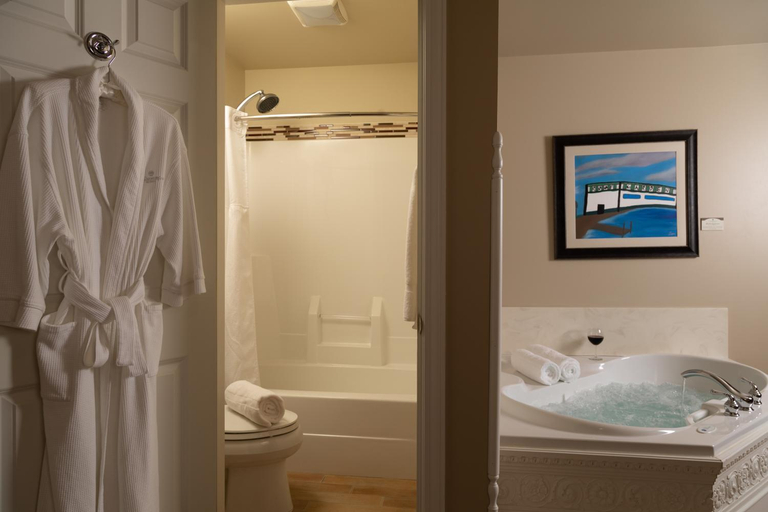 Bathroom 4, The Oakwood Inn Okoboji, Dickinson