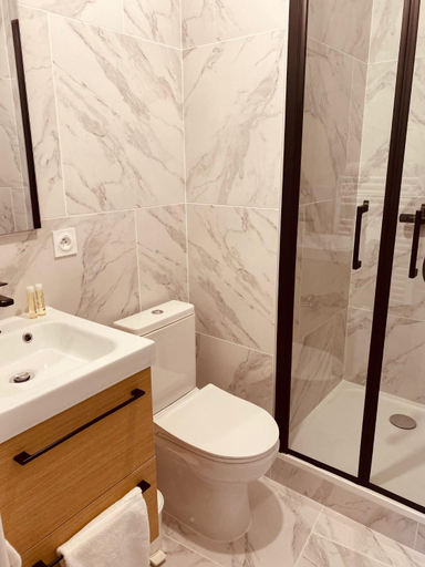 Bathroom 2, Hôtel Le Britannic, Ille-et-Vilaine
