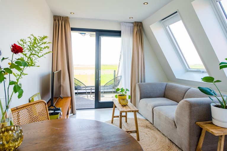 Others 5, The Sunset Apartments, Ameland