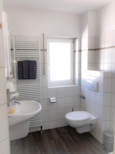 Bathroom 3, Hotel Pfennigskrug, Herford