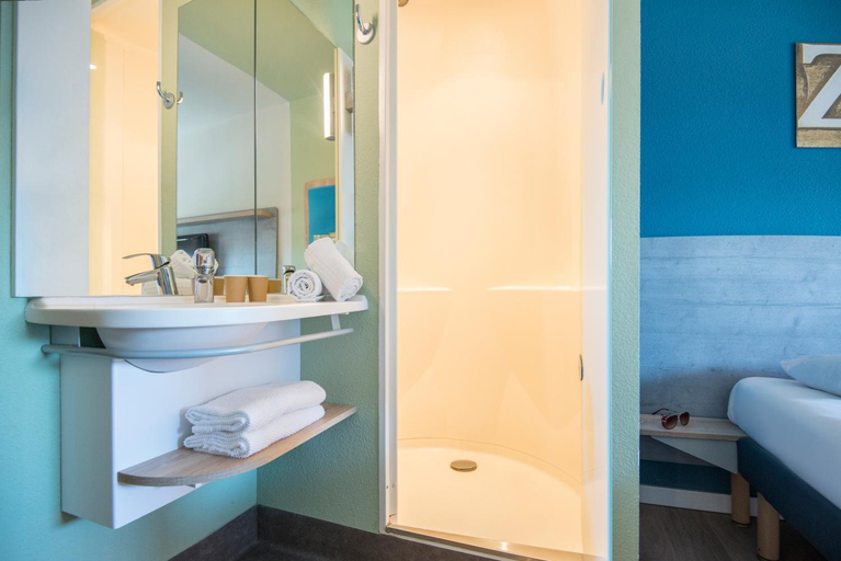 Bathroom 4, ibis budget Pertuis Luberon, Vaucluse