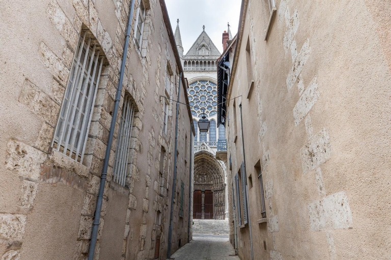 Exterior & Views 4, Cocon a Bulles Chic vue Cathedrale avec Spa-jacuzzi, Eure-et-Loir