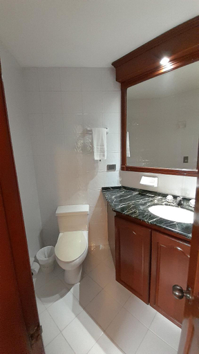 Bathroom 3, Travelers Castellon De Juanambu, Santiago de Cali