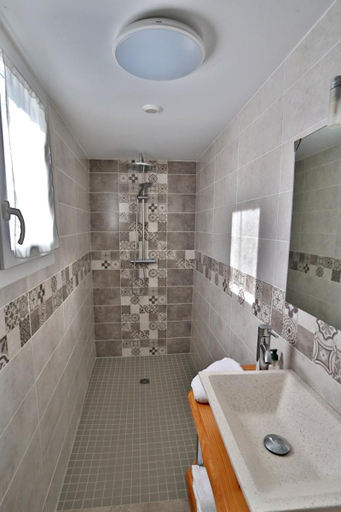 Bathroom 1, Le Relais Basque, Landes