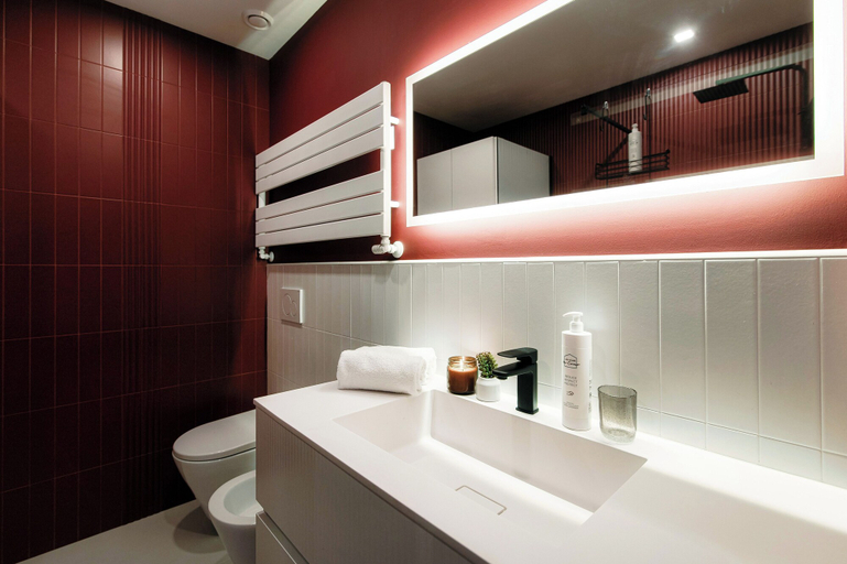 Bathroom 3, Scarlett, Como