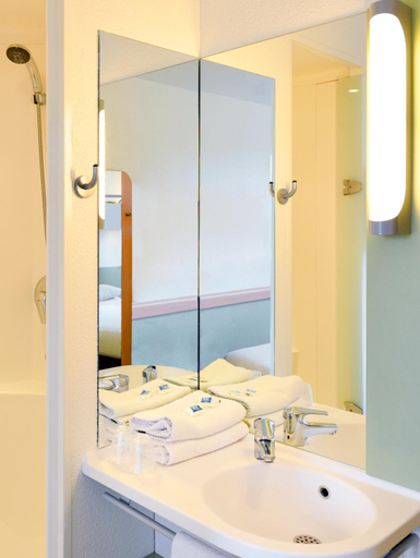 Bathroom 2, ibis budget Orleans Sud, Loiret