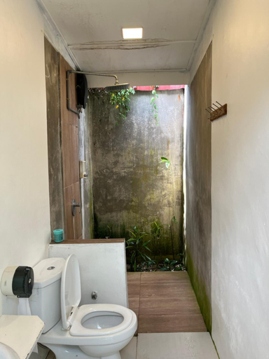 Bathroom 3, Sailor's Rest, Bentong
