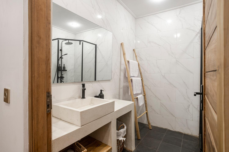 Bathroom 3, Emy Kerobokan, Badung
