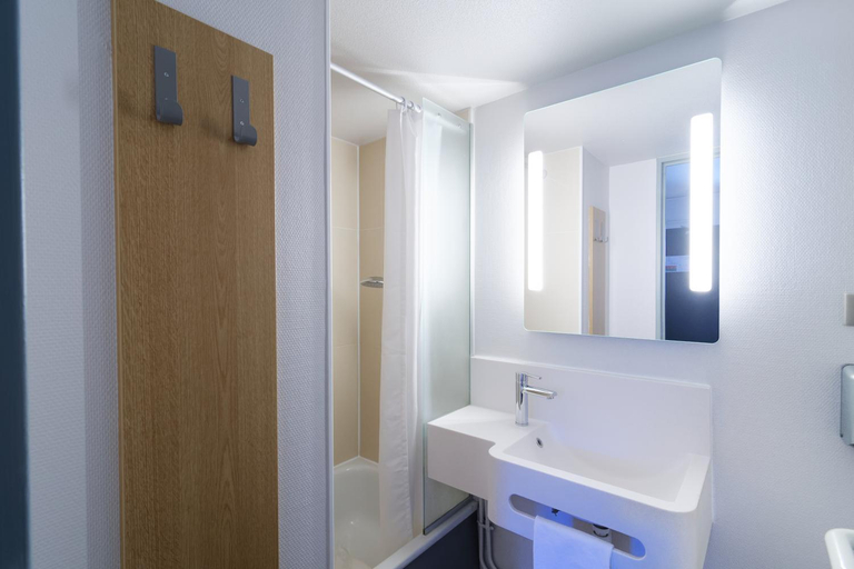 Bathroom 4, B&B HOTEL CHATEAUROUX Aeroport, Indre