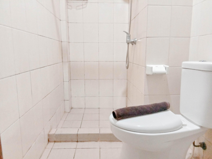 Bathroom 5, The Urban 2BR at Vida View Makassar Apartment By Travelio, Makassar