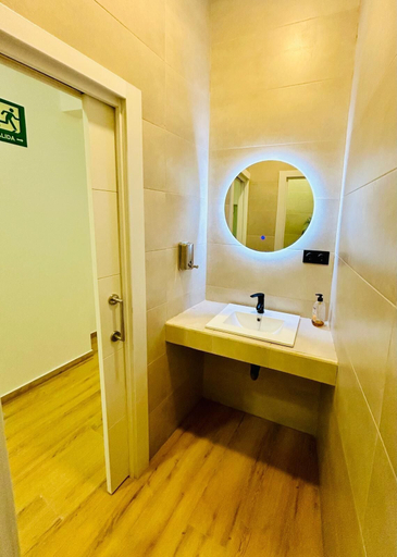 Bathroom 5, Capsule Inn Madrid, Madrid