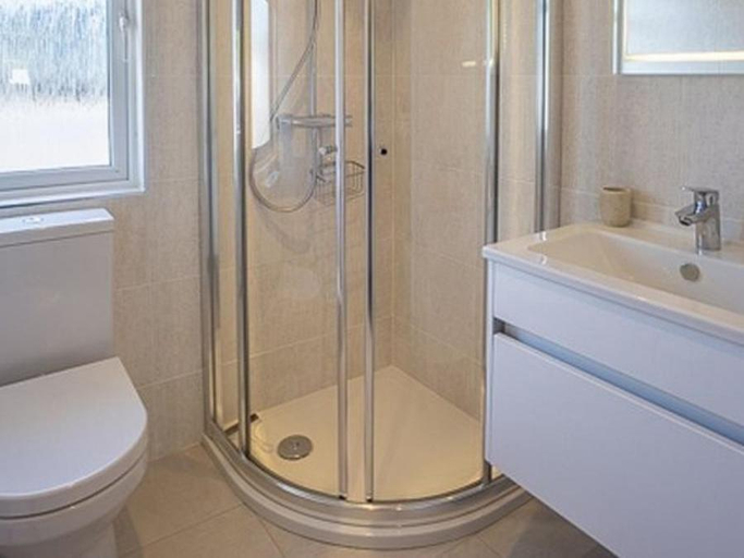 Bathroom 4, E19 The Warren, Gwynedd
