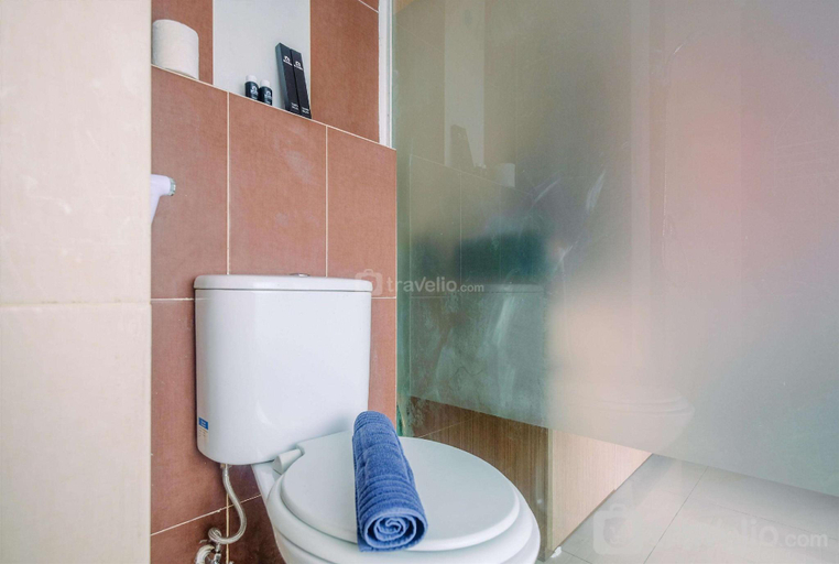 Bathroom 2, Compact Studio Apt at Saladdin Mansion By Travelio, Depok