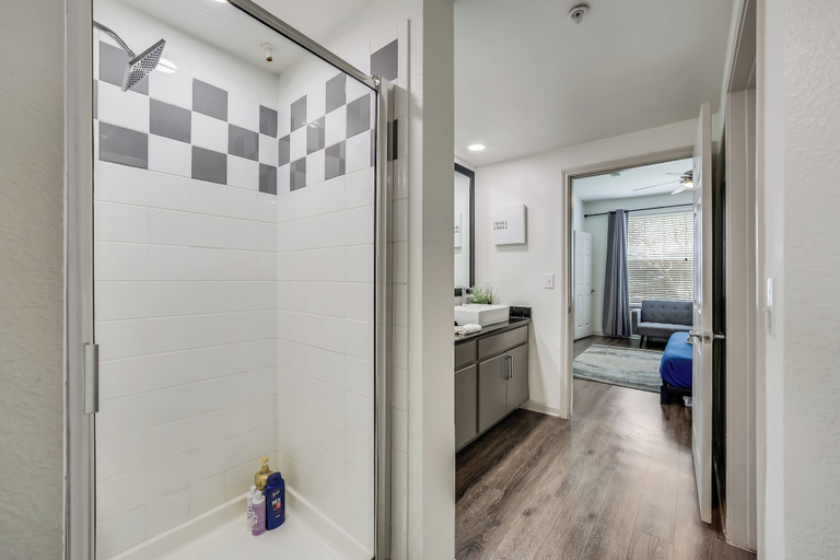 Bathroom 4, Lynn's Lodging, Travis