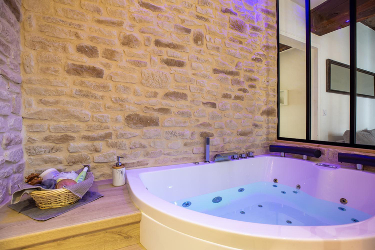 Bedroom 5, Cocon a Bulles Chic vue Cathedrale avec Spa-jacuzzi, Eure-et-Loir
