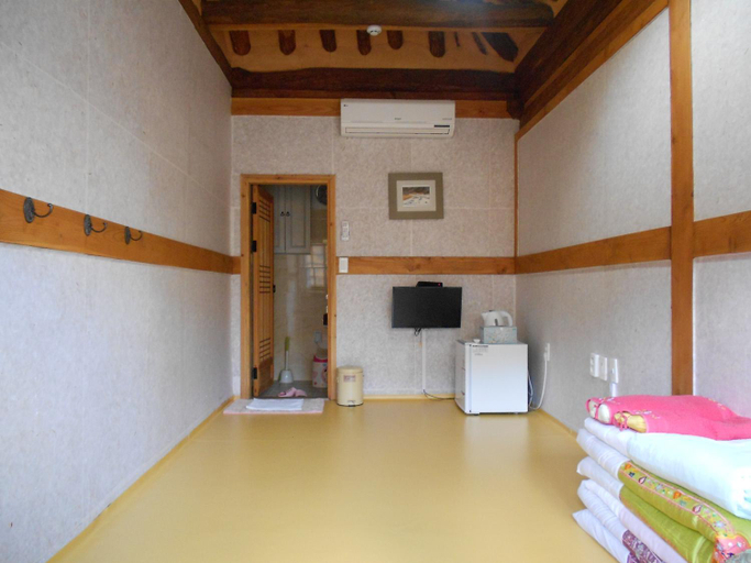 Bedroom 2, Happiness Full Hanok Guesthouse Jeonju, Jeonju