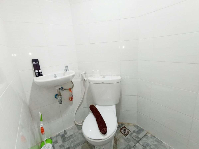 Bathroom, Homey Living Studio Amartha View By Travelio, Semarang