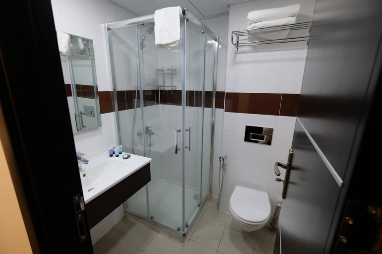 Bathroom 5, New Capitol Hotel, Jerusalem